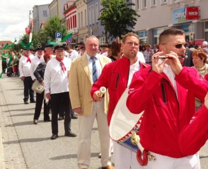 Bilder vom Festumzug whrend des 10. Bernsteinfestes in Ribnitz-Damgarten am 14.Juni 2014. Foto: Eckart Kreitlow