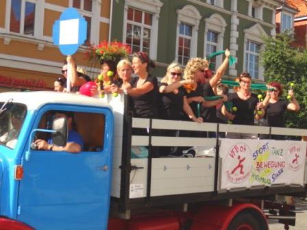 Bilder vom Festumzug aus Anlass des Jubilums 150 Jahre organisierter Sport in der Bernsteinstadt  Ribnitz-Damgarten am 24. August 2013 . Foto: Eckart Kreitlow