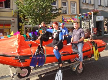 Bilder vom Festumzug aus Anlass des Jubilums 150 Jahre organisierter Sport in der Bernsteinstadt  Ribnitz-Damgarten am 24. August 2013 . Foto: Eckart Kreitlow