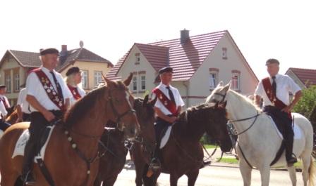 Bilder vom Festumzug aus Anlass des Jubilums 150 Jahre organisierter Sport in der Bernsteinstadt  Ribnitz-Damgarten am 24. August 2013 . Foto: Eckart Kreitlow