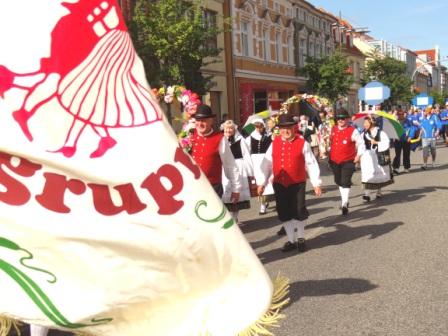 Bilder vom Festumzug aus Anlass des Jubilums 150 Jahre organisierter Sport in der Bernsteinstadt  Ribnitz-Damgarten am 24. August 2013 . Foto: Eckart Kreitlow