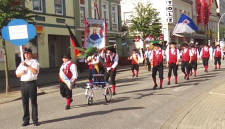 Bilder vom Festumzug aus Anlass des Jubilums 150 Jahre organisierter Sport in der Bernsteinstadt  Ribnitz-Damgarten am 24. August 2013 . Foto: Eckart Kreitlow