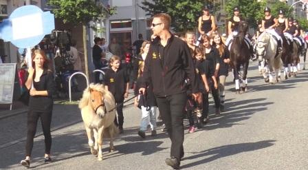 Bilder vom Festumzug aus Anlass des Jubiläums 150 Jahre organisierter Sport in der Bernsteinstadt Ribnitz-Damgarten am 24. August 2013 . Foto: Eckart Kreitlow