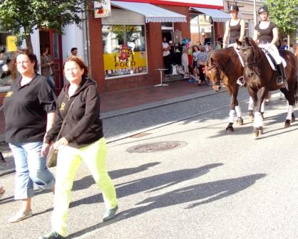 Bilder vom Festumzug aus Anlass des Jubilums 150 Jahre organisierter Sport in der Bernsteinstadt  Ribnitz-Damgarten am 24. August 2013 . Foto: Eckart Kreitlow