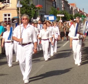 Bilder vom Festumzug aus Anlass des Jubilums 150 Jahre organisierter Sport in der Bernsteinstadt  Ribnitz-Damgarten am 24. August 2013 . Foto: Eckart Kreitlow