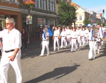 Bilder vom Festumzug aus Anlass des Jubilums 150 Jahre organisierter Sport in der Bernsteinstadt  Ribnitz-Damgarten am 24. August 2013 . Foto: Eckart Kreitlow