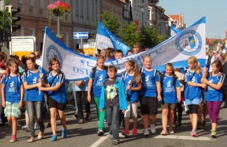 Bilder vom Festumzug aus Anlass des Jubilums 150 Jahre organisierter Sport in der Bernsteinstadt  Ribnitz-Damgarten am 24. August 2013 . Foto: Eckart Kreitlow