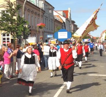 Bilder vom Festumzug aus Anlass des Jubilums 150 Jahre organisierter Sport in der Bernsteinstadt  Ribnitz-Damgarten am 24. August 2013 . Foto: Eckart Kreitlow