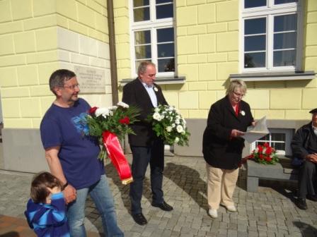 Worte ehrenden Gedenkens sprach in Ribnitz-Damgarten auch Christiane Latendorf, Vorsitzende der Fraktion DIE LINKE im Kreistag Vorpommern-Rügen. Foto: Eckart Kreitlow
