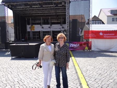 Die Bundestagskandidatin der Partei DIE LINKE Kerstin Kassner links neben der Vorsitzenden der Ribnitz-Damgartener Stadtfraktion der Partei DIE LINKE Renate Behnke. Foto: Eckart Kreitlow