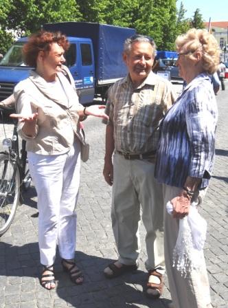 Wie hier mit dem Ehepaar Asta und Manfred Schielke aus Ribnitz-Damgarten kam es whrend des Bernsteinfestes mit Kerstin Kassner,  die  bei den Bundestagswahlen am 22.September 2013 mit dem Votum der Whlerinnen und Whler den Einzug in den Bundestag geschafft hat,  immer wieder zu netten Begegnungen und herzlichen Gesprchen. Foto: Eckart Kreitlow