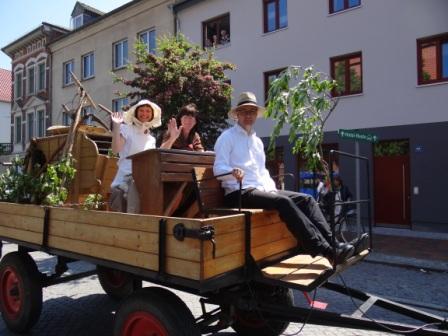 Im Festumzug ebenfalls vertreten gewesen war das Freilichtmuseum Klockenhagen mit einem Gespann aus Oldtimer-Traktor und geschmcktem Wagen mit freundlichen Menschen in historischen Trachten. Foto: Eckart Kreitlow