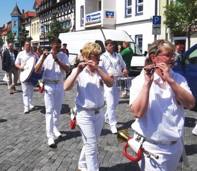 Fr den richtigen rhythmischen Sound sorgte der Spielmannszug aus Tessin, der den Festumzug anfhrte. Foto: Eckart Kreitlow