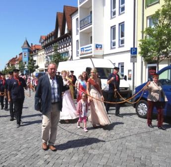 Bilder vom 9. Bernsteinfest in Ribnitz-Damgarten am 8.Juni 2013. Im Vordergrund der Brgermeister von Ribnitz-Damgarten Frank Ilchmann beim Tragen der Bernsteinkette whrend des Festumzuges. Rechts im Bild die stellvertretende Stadtprsidentin Heike Vlschow, die wenige Tage nach dem 9.Bernsteinfest auf der Stadtverordnetenversammlung von Ribnitz-Damgarten am 12. Juni 2013 zur Stadtprsidentin gewhlt worden ist. Foto: Eckart Kreitlow