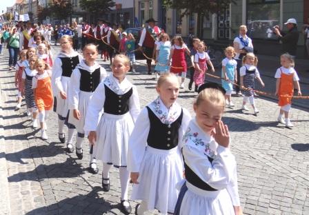 Auch Mdchen und Jungen, die dem Ribnitz-Damgartener Folklore-Ensembles Richard Wossidlo angehren, waren beim Festumzug mit dabei. Foto: Eckart Kreitlow