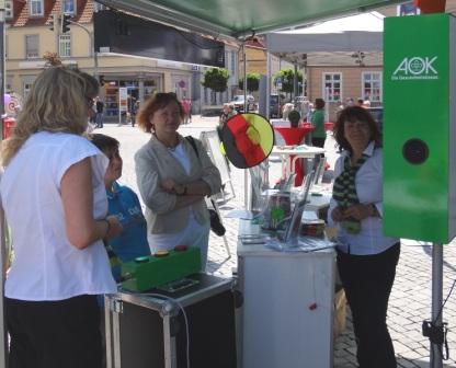 Bundestagsabgeordnete Kerstin Kassner whrend des Bernsteinfestes 2013 am Stand der AOK Nordost. Foto: Eckart Kreitlow