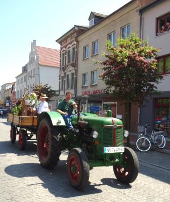 Im Festumzug waren ebenfalls vertreten gewesen das Freilichtmuseum Klockenhagen mit einem Gespann aus Oldtimer-Traktor und geschmcktem Wagen mit freundlichen Menschen in historischen Trachten. Foto: Eckart Kreitlow