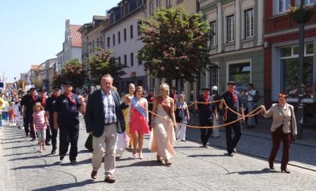 Bilder vom 9. Bernsteinfest in Ribnitz-Damgarten am 8.Juni 2013. Im Vordergrund der Brgermeister von Ribnitz-Damgarten Frank Ilchmann beim Tragen der Bernsteinkette whrend des Festumzuges. Rechts im Bild die stellvertretende Stadtprsidentin Heike Vlschow, die wenige Tage nach dem 9.Bernsteinfest auf der Stadtverordnetenversammlung von Ribnitz-Damgarten am 12. Juni 2013 zur Stadtprsidentin gewhlt worden ist. Foto: Eckart Kreitlow