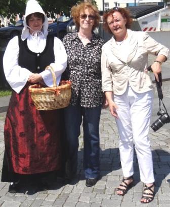 Stadtarchivarin Jana Behnke in historischer Alltagskleidung als de Fischlnnersch und  die Vorsitzende der Ribnitz-Damgartener Stadtfraktion der Partei DIE LINKE Renate Behnke sowie Kerstin Kassner,  die  bei den Bundestagswahlen am 22.September 2013 mit dem Votum der Whlerinnen und Whler den Einzug in den Bundestag geschafft hat  (von links nach rechts). Foto: Eckart Kreitlow