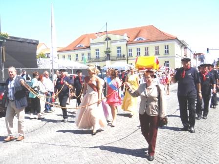 Vorneweg beim Tragen der etwa 120 Meter langen und etwa 28 Kilogramm schweren Bernsteinkette der gerade ins Amt gewhlte Brgermeister Frank Ilchmann (links im Bild) und die stellvertretende Stadtprsidentin Heike Vlschow (vorne rechts), die wenige Tage nach dem 9.Bernsteinfest auf der Stadtverordnetenversammlung von Ribnitz-Damgarten am Mittwoch, dem 12. Juni 2013, zur Stadtprsidentin gewhlt worden ist. Herzlichen Glckwunsch! Foto: Eckart Kreitlow