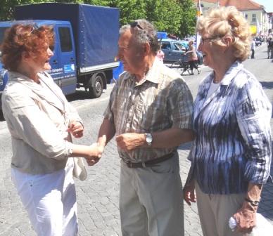 Wie hier mit dem Ehepaar Asta und Manfred Schielke aus Ribnitz-Damgarten kam es whrend des Bernsteinfestes mit Kerstin Kassner,  die  bei den Bundestagswahlen am 22.September 2013 mit dem Votum der Whlerinnen und Whler den Einzug in den Bundestag geschafft hat,  immer wieder zu netten Begegnungen und herzlichen Gesprchen. Foto: Eckart Kreitlow