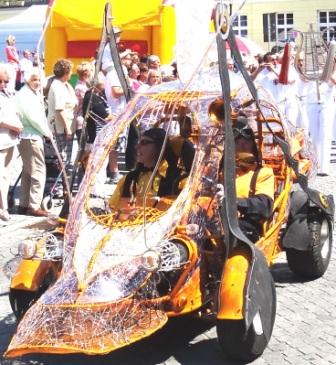 Olaf Randell und Othmar Schiffer-Belz schufen ein sehr originelles Gefhrt - das Ambermobil. Foto: Eckart Kreitlow