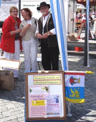 Bundestagsabgeordnete Kerstin Kassner im Gesprch mit der ehrenamtlichen Kassenwartin  des Pommerschen Geschichts- und Heimatvereins Damgarten e. V. Rita Falkert und dem Vorsitzenden dieses Vereins Dr. Frank Ziller. Foto: Eckart Kreitlow