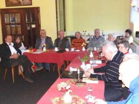 Buchlesung mit Egon Krenz, ehemaliger Generalsekretr des ZK der SED und ehemaliger Vorsitzender des Staatsrates und des Nationalen Verteidigungsrates der DDR, am 24.November 2013 in Redebas, Landkreis Vorpommern-Rgen, zu seinem jngsten Buch Walter Ulbricht - Zeitzeugen erinnern sich, dessen Herausgeber Egon Krenz auch ist. Foto: Eckart Kreitlow