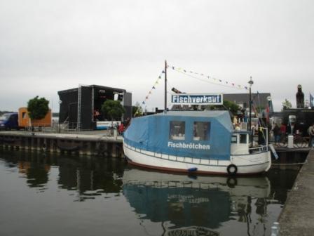 Fischverkaufsboot Elfriede im Ribnitzer Hafen. Foto: Eckart Kreitlow