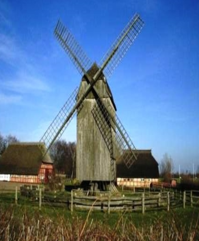 Eine Bockwindmühle im Freilichtmuseum Klockenhagen. Foto: Eckart Kreitlow