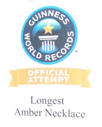 Es ist geschafft! GUINNESS-Weltrekord! Die längste Bernsteinkette der Welt! Länge 178,64 Meter! Foto: Eckart Kreitlow