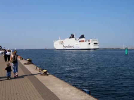 Eine Fhre der Scandlines Reederei verlsst Rostock mit Kurs Gedser / Dnemark. Foto: Eckart Kreitlow